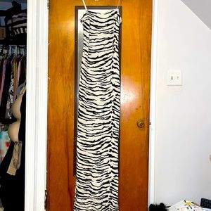 Zebra sparkly formal strapless gown 🖤🤍 Symmetrical slits on each side 💋